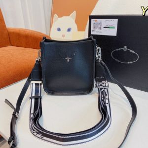 Prada Replica Bags/Hand Bags Texture: PVC Type: Other Type: Other Popular Elements: Sewing Thread Style: Fashion Closed: Magnetic Buckle Size: 19*8*20cm