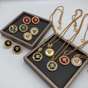 Versace Replica Jewelry Chain Material: Copper Whether To Bring A Fall: Belt Pendant Whether To Bring A Fall: Belt Pendant Pendant Material: Mother-Of-Pearl Style: Luxurious
