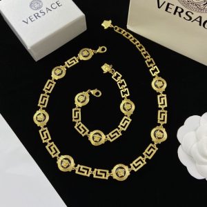 Versace Replica Jewelry Chain Material: Copper Whether To Wear A Pendant: Without Pendant Whether To Wear A Pendant: Without Pendant Pendant Material: Copper Pattern: Cross/Crown/Roman Numerals Style: Vintage