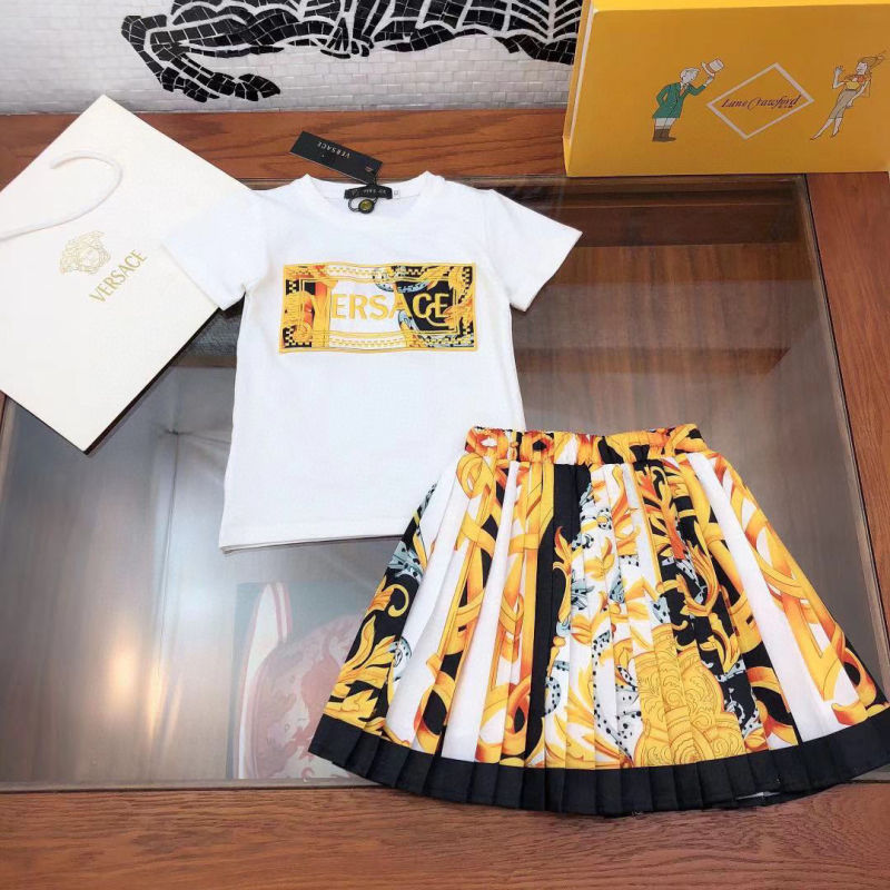Versace Replica Child Clothing Fabric Material: Cotton/Cotton Ingredient Content: 81% (Inclusive)¡ª90% (Inclusive) Ingredient Content: 81% (Inclusive)¡ª90% (Inclusive) Pattern: Letter Number Of Pieces: Two Piece Set Sleeve Length: Short Sleeve Collar: Crew Neck