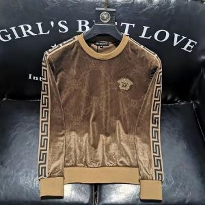 Versace Replica Men Clothing Fabric Material: Other/Polyester (Polyester Fiber) Ingredient Content: 71% (Inclusive) - 80% (Inclusive) Ingredient Content: 71% (Inclusive) - 80% (Inclusive) Dress Style: Pullover Clothing Style Details: Embroidered Style: Casual Suitable Age: Youth (18-25 Years Old)