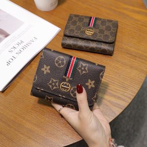 Gucci Replica Bags/Hand Bags Gender: Female Material: PVC Material: PVC Wallet Discount: 3 Fold Closure Type: Buckle Bag Shape: Horizontal Square Pattern: Word
