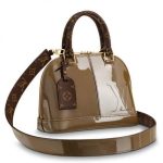 Louis Vuitton Fälschung LV Alma BB Tasche Lackleder M51904 BLV660. Mit einer unerwarteten Neuinterpretation einer der ikonischsten Formen von Louis Vuitton, der Alma BB, zeigt das Haus immer wieder neue Facetten des Vernis-Leders. Die kühne Farbe und der Monogrammbesatz aus Canvas verleihen ihr einen verblüffenden Bruchcharakter.