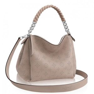 Knockoff Louis Vuitton gefälschte LV Babylone Kette BB Mahina Leder M51224 BLV261. Mit ihren eleganten Falten und dem dezenten LV-Schriftzug auf dem raffinierten perforierten Leder