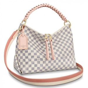 Contrefaçon Louis Vuitton faux LV Beaubourg Hobo MM Bag Damier Azur N40343 BLV040. Le sac Beaubourg Hobo MM en toile enduite Damier Azur est doté d'une exquise poignée supérieure tressée pour l'été 2020. La bandoulière amovible bicolore et les bordures peintes à la main sur le cuir tressé de l'anse supérieure complètent parfaitement les lignes sophistiquées du sac. Il se porte aussi bien au coude qu'à l'épaule.