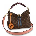 Contrefaçon Louis Vuitton LV Beaubourg Hobo Mini Monogram Canvas M55090 BLV289. L'adorable sac à main Beaubourg Hobo Mini en toile Monogram est doté d'une poignée supérieure élégamment tressée pour l'automne 2019. Le savoir-faire exceptionnel de la Maison en matière de cuir est visible dans la teinture des bords peinte à la main sur les tresses. La breloque LV surdimensionnée ajoute une touche sophistiquée, tandis que l'étiquette nominative colorée et la bandoulière apportent une touche ludique.