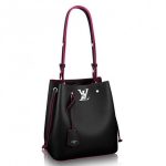 Contrefaçon Louis Vuitton LV Black Lockme Bucket Bag M54677 BLV759. Ce sac Lockme Bucket très tendance évoque le sac à la fois élégant et solide créé par Louis Vuitton en 1932 pour un riche propriétaire de vignobles afin de transporter des bouteilles de champagne. Son design épuré et son cadenas LV Twist signature le rendent éternellement moderne.