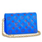 Knockoff Louis Vuitton falso LV Blu Coussin Pochette Borsa M80743 BLV708. Il Coussin Pochette è realizzato in pelle di agnello morbido