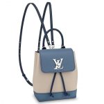 Knockoff Louis Vuitton Fälschung LV Blue Jean Lockme Mini Rucksack M55017 BLV027. Hier ist ein cooles neues Objekt der Begierde: der Lockme Backpack im frischen Mini-Format. Gefertigt aus weichem Kalbsleder