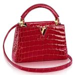 Contrefaçon Louis Vuitton LV Capucines Mini Crocodile Bag N93254 BLV808. Ce précieux sac Capucines Mini est réalisé en cuir gaufré au crocodile.