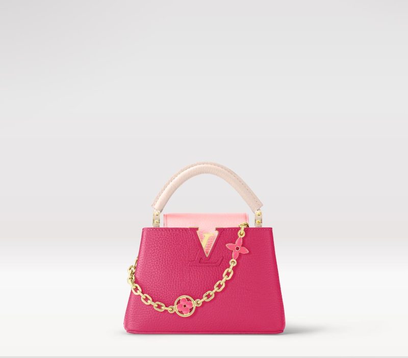 Contrefaçon Louis Vuitton faux LV Capucines Mini LV Bag Fresh Pink M20845. Cette pièce exotique ne peut être expédiée en Californie. Veuillez appeler le service clientèle au +1.866.VUITTON pour plus de détails. Ce sac à main Capucines Mini très féminin est réalisé en cuir Taurillon avec du rose clair sur le rabat et l'anse supérieure. Il est doté d'une chaîne dorée