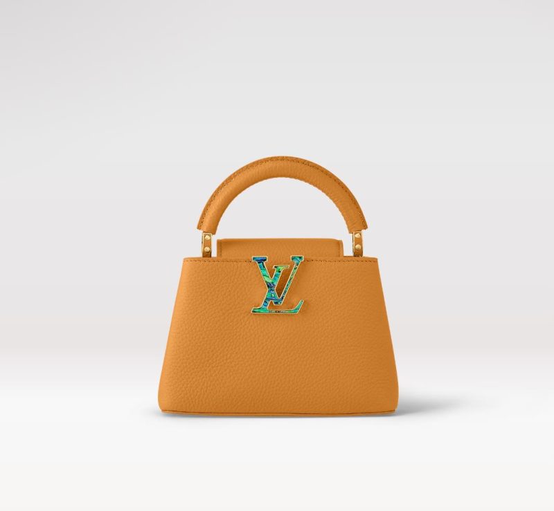 Falso Louis Vuitton Capucines Mini LV Borsa Safran Imperial Yellow M21168 In vendita. Fare una dichiarazione audace con la borsa Capucines Mini