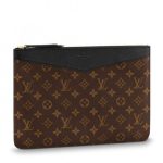 Contrefaçon Louis Vuitton LV Daily Pouch Monogram Canvas M62048 BLV414. Le Daily Pouch oppose la toile Monogram emblématique au cuir de vachette subtilement grainé.