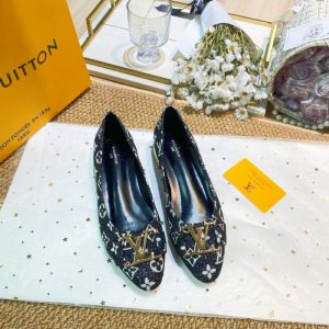 The counter specializes in the latest flat shoes and new hard goods