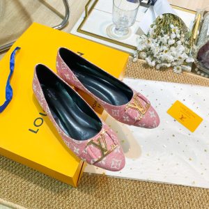 The counter specializes in the latest flat shoes and new hard goods