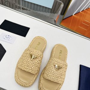 Prada (high quality and high version) ultra-hot thick-soled sandals. Super-hot latest spring and summer zigzag Roman braid ultra-light thick-soled sandals! The retro