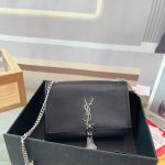 Le sac à bandoulière Ysl chain bag est super mignon et pratique. Le cuir de vache ciré est très résistant. Taille 18x14 YSL Saint Laurent populaire noir niki sac mini