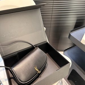 Folding box Yves Saint Laurent’s latest saddle bag Voltaire