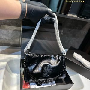The "garbage bag" can also be carried like this. YSI's new vertical version of the "garbage bag" is made of lambskin. The leather surface is smooth
