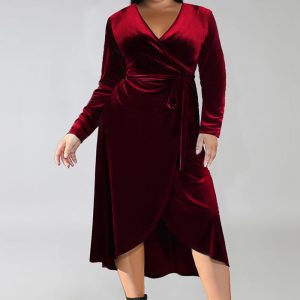 This Autumn And Winter Plus Size Women's Solid Color Velvet v-Neck Slit Long Dress Made Of Soft And Elastic Fabric. Global Lover Wholesale Plus Size Dresses And Hope Curvy Ladies Find Here a Warm And Exciting Place To Shop Affordable Curvy Dresses Online - Plus Size Casual