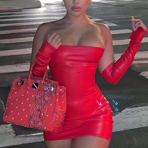 Questo autunno e l'inverno delle donne Fashion Design Off Shoulder Sexy Nightclub Style Pu Leather Bodycon Dress Design fatto di alta qualità Polyster e materiale Spandex. Viene con buon tratto e indossare confortevole e sentirsi liberi. Il vestito stretto e aderente è l'opzione più popolare dalle ragazze di partito. Acquista Abiti Bodycon da Global Lover e trova incredibili paillettes di design.