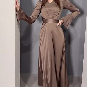 This Chic Retro v-Neck Puff Sleeve Long Slim Waist Long-Sleeved Dress Design Made Of High Quality Polyster And Spandex Material