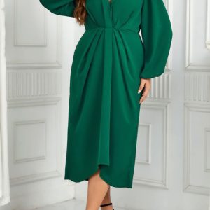 This Green Casual v-Neck Slim Fit Plus Size Dress Made Of Soft And Elastic Fabric. Global Lover Wholesale Plus Size Dresses And Hope Curvy Ladies Find Here a Warm And Exciting Place To Shop Affordable Curvy Dresses Online - Plus Size Casual