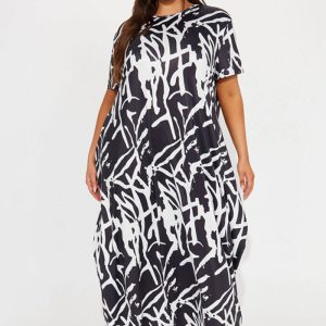 This Plus Size Women Abstract Print Black And White Casual Loose Dress Made Of Soft And Elastic Fabric. Global Lover Wholesale Plus Size Dresses And Hope Curvy Ladies Find Here a Warm And Exciting Place To Shop Affordable Curvy Dresses Online - Plus Size Casual