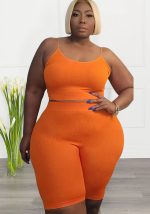 Questo Plus Size donne Casual Sport u-Shape Top senza maniche e breve due pezzi Set Design e fatto di tessuto confortevole ed elastico. All'ingrosso Plus Size due pezzi set è un must-have articolo per le signore curvy. I set di due pezzi possono essere indossati insieme o singolarmente.