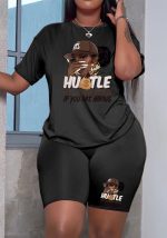 Questo top a manica corta stampato a lettere per donne plus size e pantaloncini due pezzi è stato progettato e realizzato in tessuto confortevole ed elastico. All'ingrosso Plus Size due pezzi set è un must-have articolo per le signore curvy. I set di due pezzi possono essere indossati insieme o singolarmente.