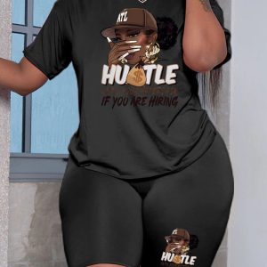 Questo top a manica corta stampato a lettere per donne plus size e pantaloncini due pezzi è stato progettato e realizzato in tessuto confortevole ed elastico. All'ingrosso Plus Size due pezzi set è un must-have articolo per le signore curvy. I set di due pezzi possono essere indossati insieme o singolarmente.