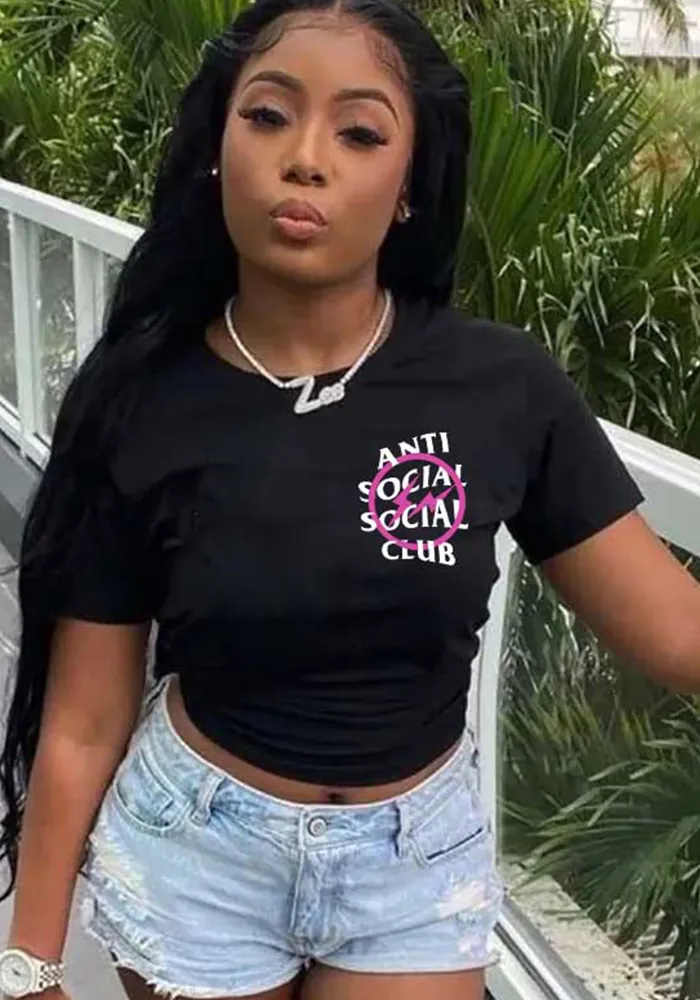 Questo Plus Size donne stampato collo rotondo manica corta t-Shirt fatto di tessuto confortevole ed elastico. E 'all'ingrosso Top Sexy Plus Size per le donne. Con l'aumento graduale della consapevolezza femminista