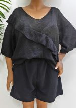 Ce pull Plus Size Women Quarter Sleeve Top Ruffled Loose Sweater est fabriqué dans un tissu confortable et élastique. Il s'agit d'une vente en gros de hauts sexy pour femmes. Avec la montée progressive de la prise de conscience féministe