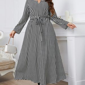 This Plus Size Women Round Neck Black And White Checkered Dress Made Of Soft And Elastic Fabric. Global Lover Wholesale Plus Size Dresses And Hope Curvy Ladies Find Here a Warm And Exciting Place To Shop Affordable Curvy Dresses Online - Plus Size Casual