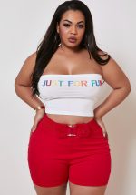 Diese Plus Size Frauen Sexy Letter Print Top und Shorts Zweiteiliges Set Design und aus bequemen und elastischen Stoffen. Großhandel Plus Größe Zweiteilige Sets ist ein Must-Have Element für kurvige Damen. Zweiteilige Sets können entweder zusammen oder einzeln getragen werden