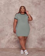 Questo Plus Size donne estate Casual Solid abito a maniche corte fatto di tessuto morbido ed elastico. Global Lover Wholesale Plus Size Dresses And Hope Curvy Ladies Find Here a Warm And Exciting Place To Shop Affordable Curvy Dresses Online - Plus Size Casual