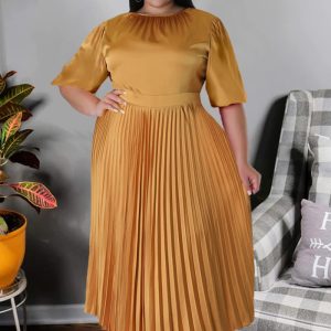 This Plus Size Women's Fall Winter Pleated Round Neck Long Dress Short Sleeves Made Of Soft And Elastic Fabric. Global Lover Wholesale Plus Size Dresses And Hope Curvy Ladies Find Here a Warm And Exciting Place To Shop Affordable Curvy Dresses Online - Plus Size Casual