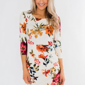 Cette robe décontractée à manches trois quarts imprimées de motifs floraux est fabriquée en polyester et en élasthanne de haute qualité. Elle est extensible