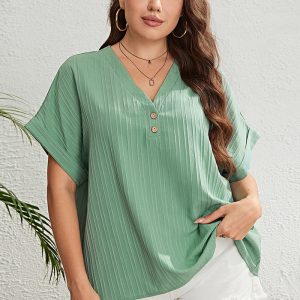 Este verano verde con cuello en V fresco y de moda Tops de las mujeres hechas de tela cómoda y elástica. Es al por mayor sexy Plus Size Tops para las mujeres. Con el aumento gradual de la conciencia feminista