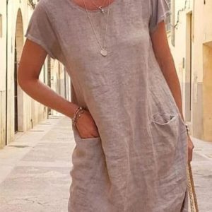 Cette robe décontractée à manches courtes avec poches est fabriquée en polyester et en élasthanne de haute qualité. Elle est extensible.