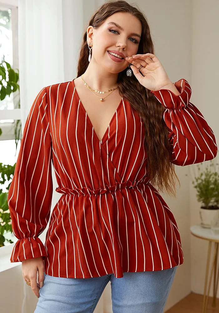 Cette chemise ample à rayures et patchwork à col rabattu pour femmes est fabriquée dans un tissu confortable et élastique. Il s'agit d'une vente en gros de hauts sexy de taille supérieure pour les femmes. Avec la montée progressive de la prise de conscience féministe