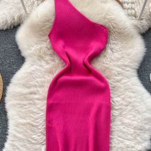 Cette robe pull en tricot à épaules obliques pour femmes allie chaleur et mode. C'est un article indispensable pour cet hiver. Les robes pull pour femmes de Global Lover sont disponibles pour différentes occasions - Daily Life