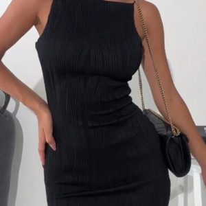 Este verano las mujeres sin espalda Bodycon Sexy Mini Vestido de diseño hecho de poliéster de alta calidad y material de spandex. Viene con buen estiramiento y el uso cómodo y sensación de libertad. El vestido ajustado y en forma es la opción más popular de las niñas del partido. Tienda Vestidos Bodycon En Global Lover y encontrar diseños increíbles lentejuelas