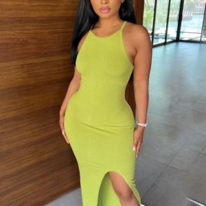 Diese Frauen Sommer solide ärmellose Rundhalsausschnitt Schlitz Bodycon Kleid Design aus hochwertigem Polyster und Spandex Material. Es ist dehnbar