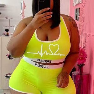 Esta Mujer Amarillo Casual U-cuello Chaleco sin mangas de impresión Plus Size Dos piezas de diseño y hecha de tela cómoda y elástica. venta al por mayor más tamaño de dos piezas es un elemento imprescindible para las señoras con curvas. Dos conjuntos de piezas se pueden usar juntos o individualmente.