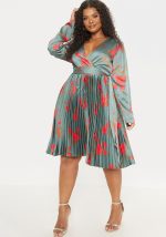 This Women Sexy Deep v-Neck Pleated Floral Dress Made Of Soft And Elastic Fabric. Global Lover Wholesale Plus Size Dresses And Hope Curvy Ladies Find Here a Warm And Exciting Place To Shop Affordable Curvy Dresses Online - Plus Size Casual