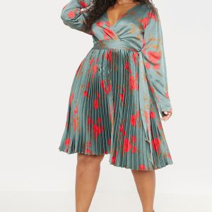 This Women Sexy Deep v-Neck Pleated Floral Dress Made Of Soft And Elastic Fabric. Global Lover Wholesale Plus Size Dresses And Hope Curvy Ladies Find Here a Warm And Exciting Place To Shop Affordable Curvy Dresses Online - Plus Size Casual