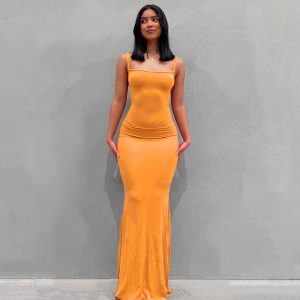 Cette robe décontractée de couleur unie à bretelles longues pour femmes est fabriquée en polyester et en élasthanne de haute qualité.