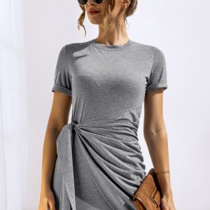 Cette jupe de couleur unie pour femmes est fabriquée en polyester et en élasthanne de haute qualité. Elle est extensible.