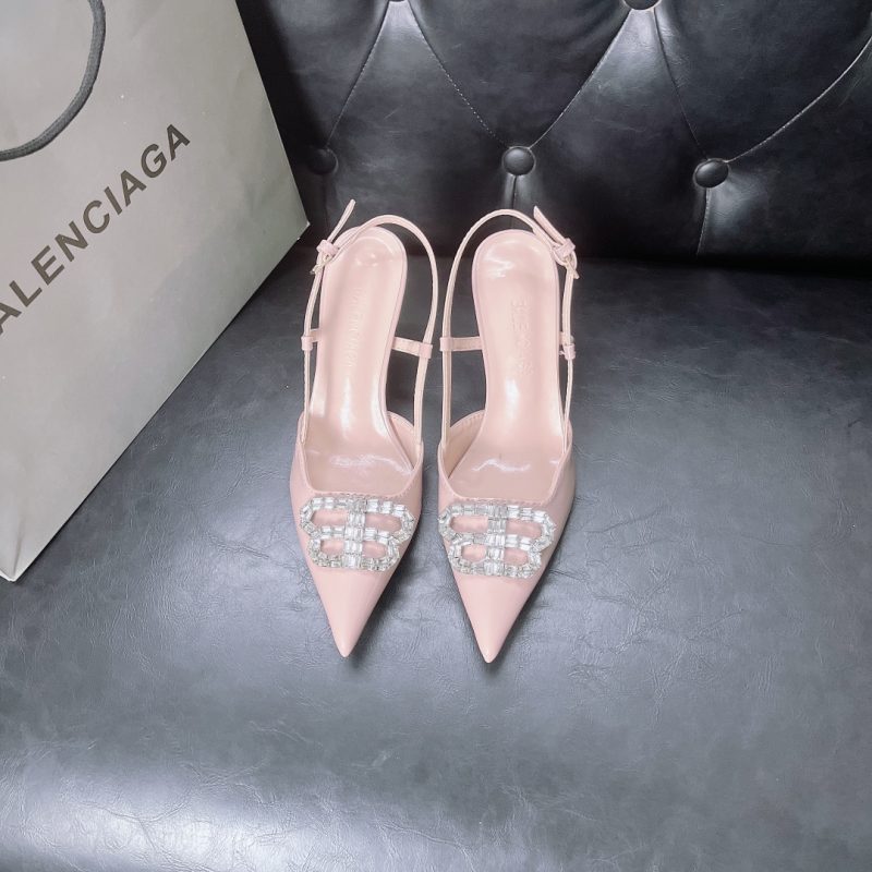 Balenciaga* spring and summer new pointed-toe sandals series BB buckle and rhinestone buckle bring fashion to the extreme. Balenciaga's pointed-toe sandals are absolutely amazing. The essence of the whole pair of shoes is its toe